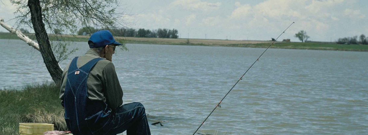 Old_man_fishing